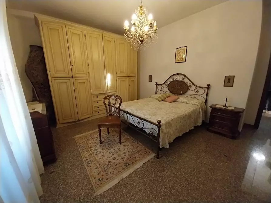 Immagine 21 di Villa in vendita  a Carrara