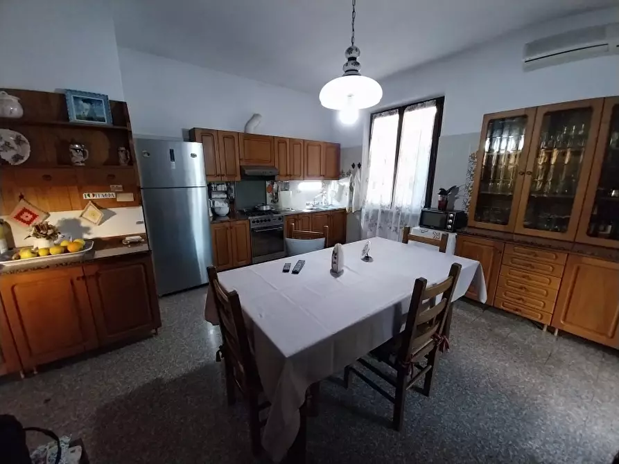 Immagine 9 di Villa in vendita  a Carrara