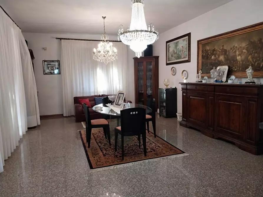 Immagine 10 di Villa in vendita  a Carrara