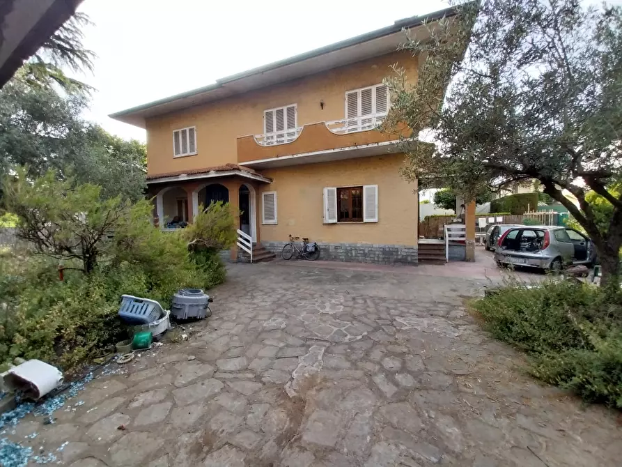 Immagine 1 di Villa in vendita  in Via Oberdan a Camaiore