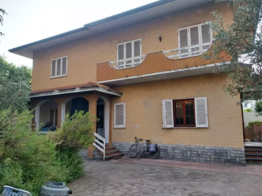 Immagine 2 di Villa in vendita  in Via Oberdan a Camaiore