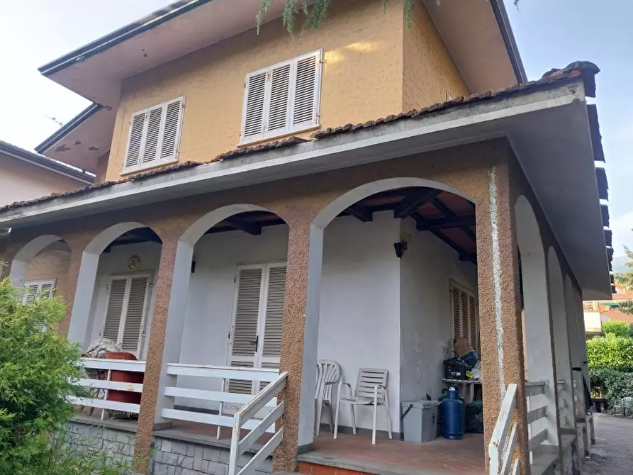 Immagine 3 di Villa in vendita  in Via Oberdan a Camaiore