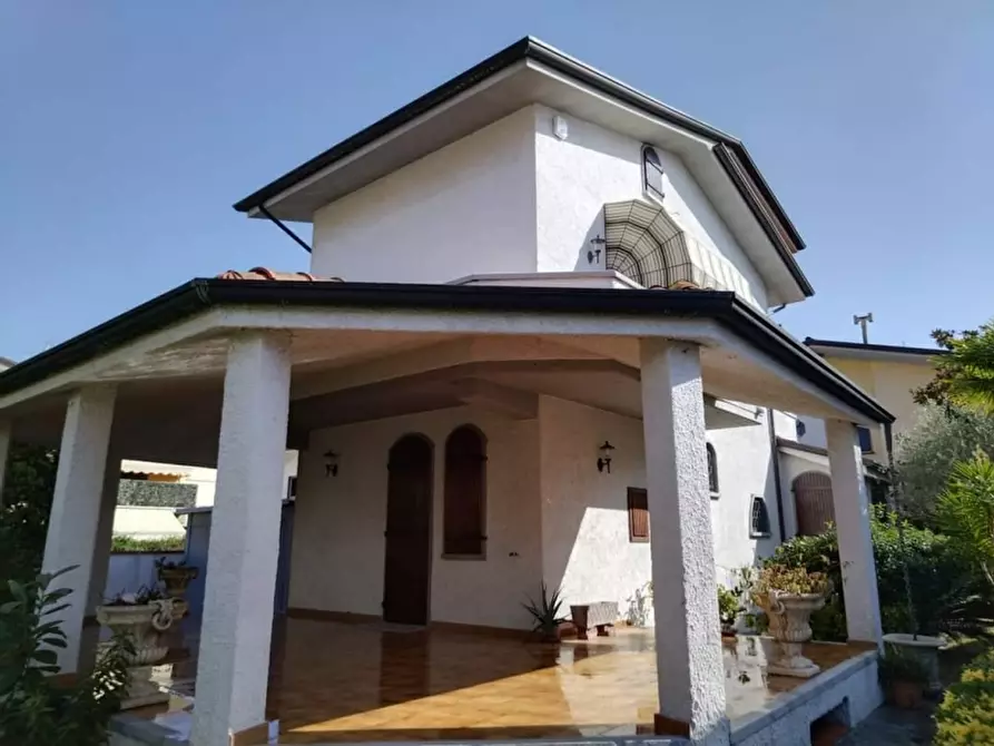 Immagine 1 di Villa in vendita  in Viale Giacomo Puccini a Viareggio