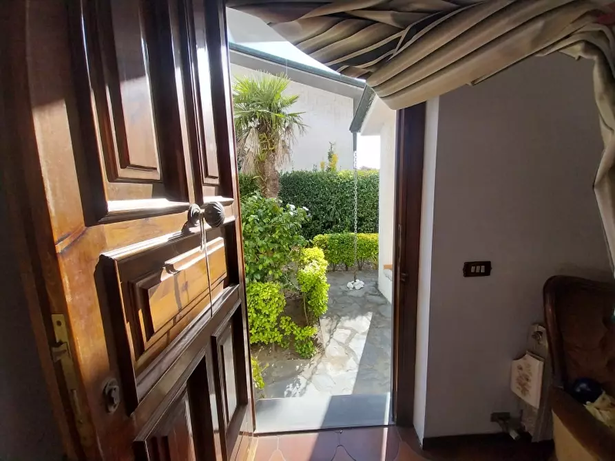 Immagine 3 di Villa in vendita  in Viale Giacomo Puccini a Viareggio