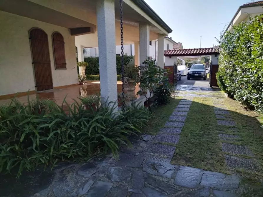 Immagine 21 di Villa in vendita  in Viale Giacomo Puccini a Viareggio
