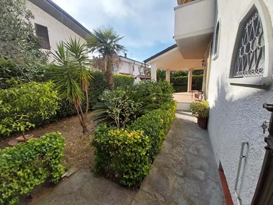 Immagine 8 di Villa in vendita  in Viale Giacomo Puccini a Viareggio