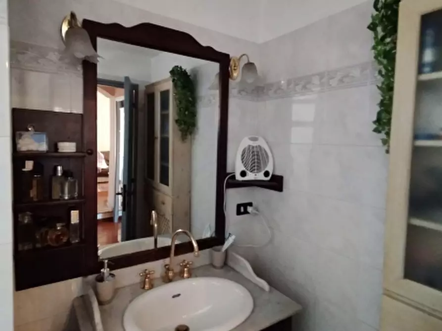 Immagine 11 di Appartamento in vendita  in Viale zaccagna a Carrara