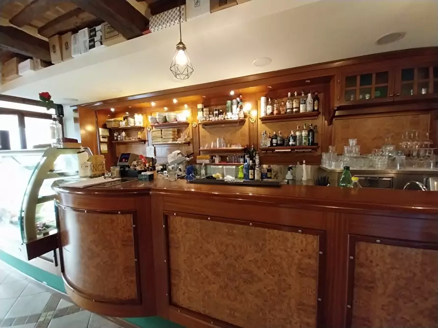 Immagine 1 di Locale commerciale in vendita  in Piazza San Bernardino 79 a Camaiore