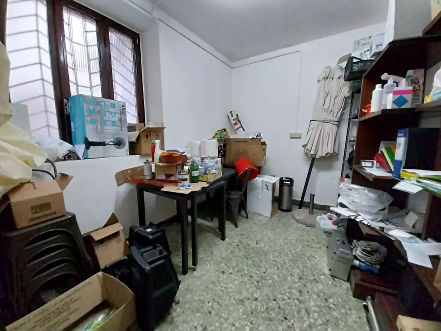 Immagine 9 di Locale commerciale in vendita  in Piazza San Bernardino 79 a Camaiore