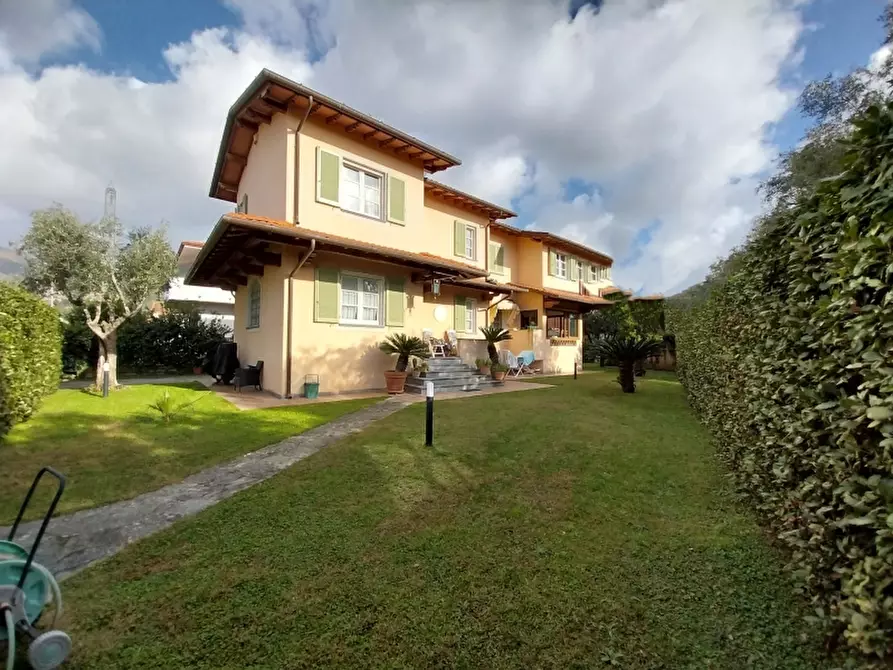 Immagine 1 di Villa in vendita  in Via del campo 191 a Seravezza