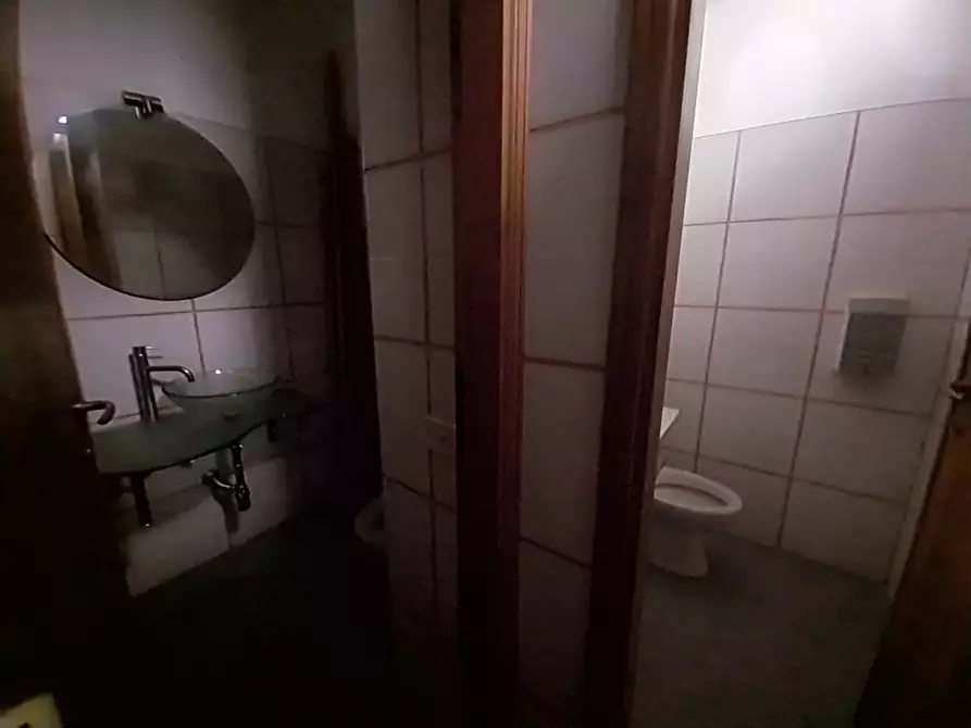 Immagine 3 di Locale commerciale in affitto  in Via Vittorio Emanuele a Camaiore