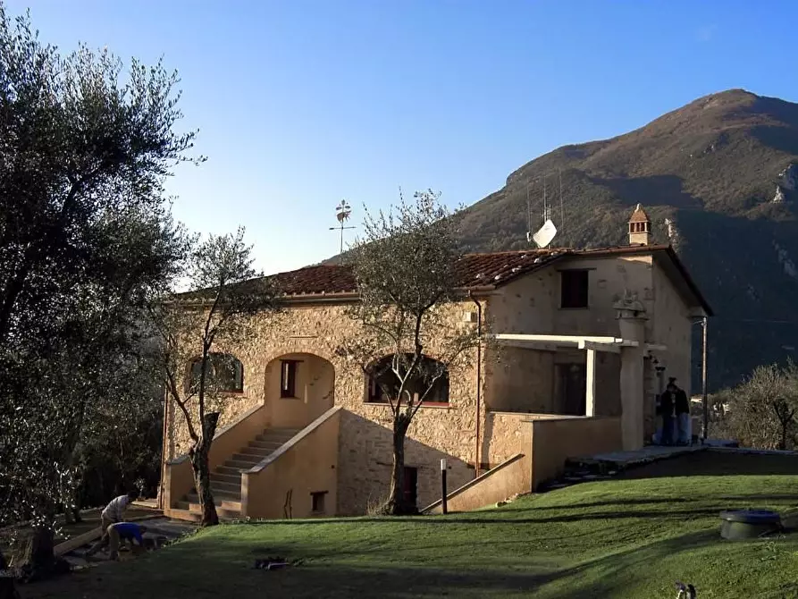 Immagine 2 di Villa in vendita  a Camaiore