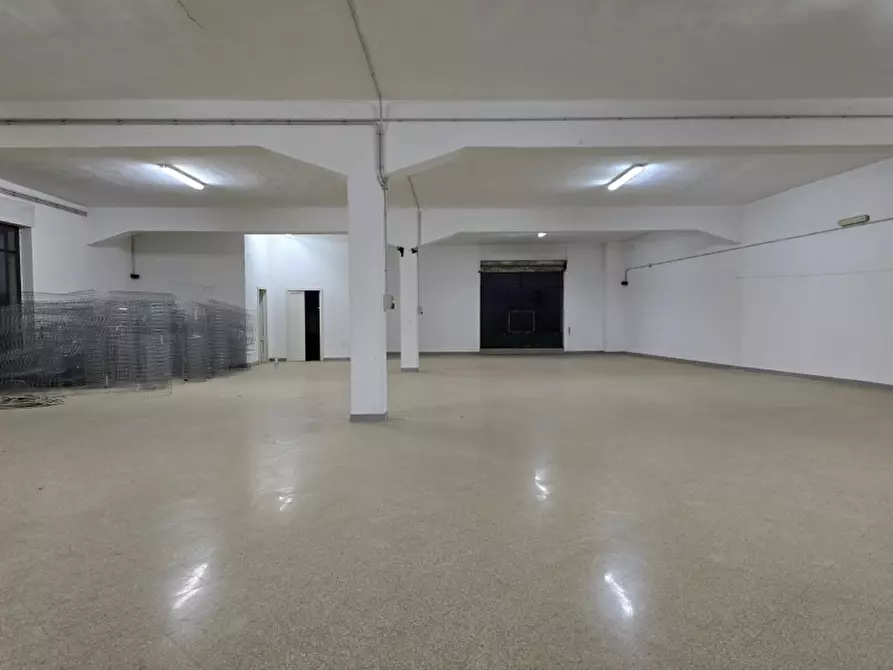 Immagine 27 di Laboratorio in vendita  a Calimera