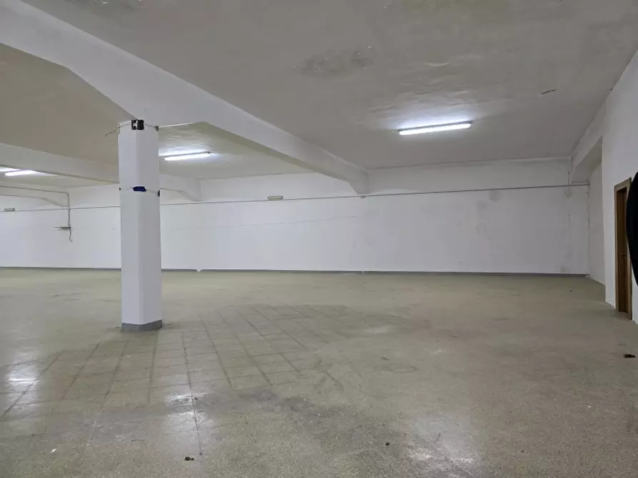 Immagine 32 di Laboratorio in vendita  a Calimera