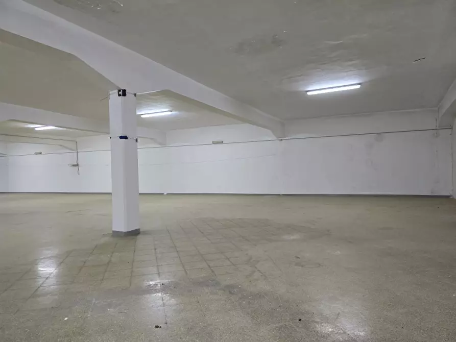 Immagine 33 di Laboratorio in vendita  a Calimera