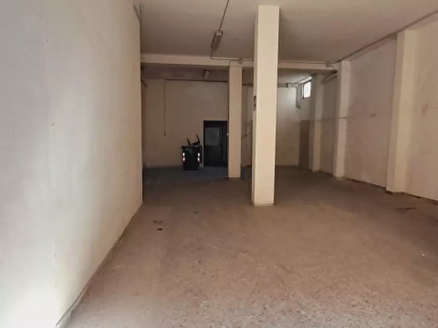 Immagine 2 di Negozio in vendita  a Lecce
