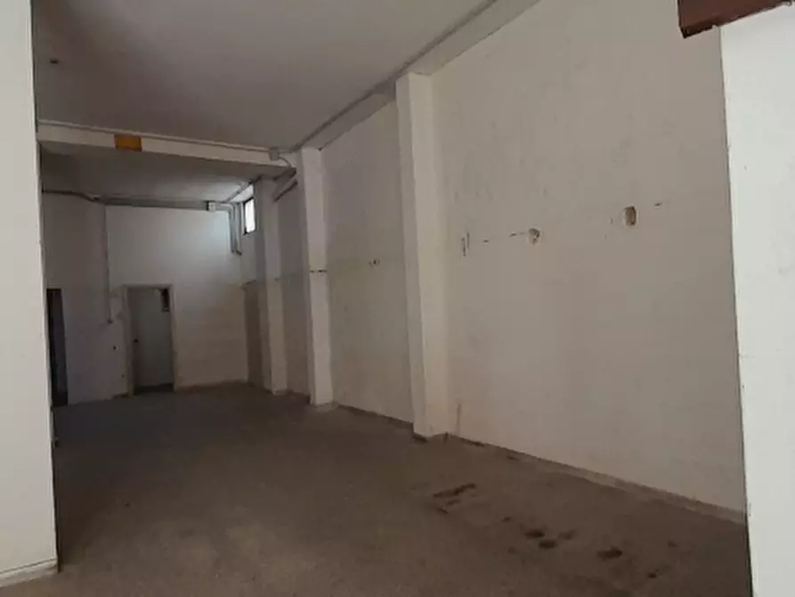 Immagine 1 di Negozio in vendita  a Lecce