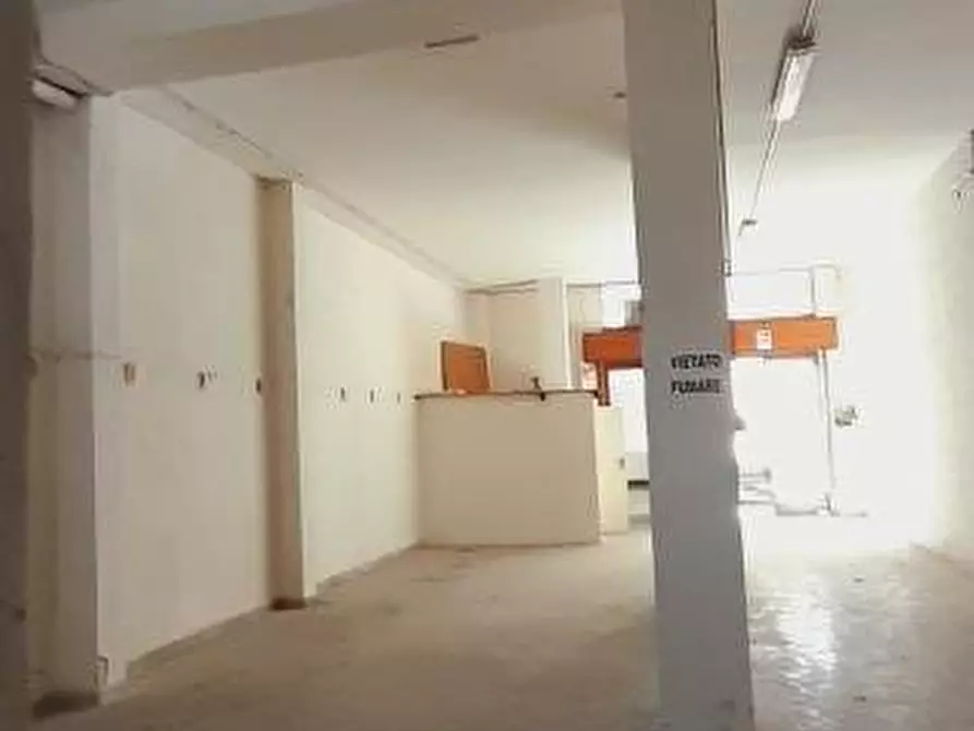 Immagine 4 di Negozio in vendita  a Lecce
