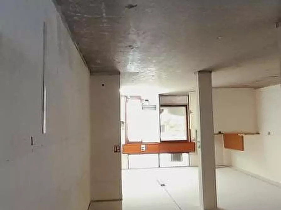 Immagine 5 di Negozio in vendita  a Lecce