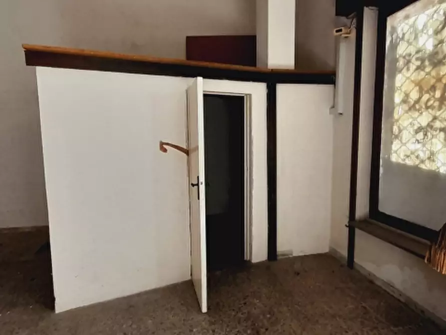 Immagine 6 di Negozio in vendita  a Lecce