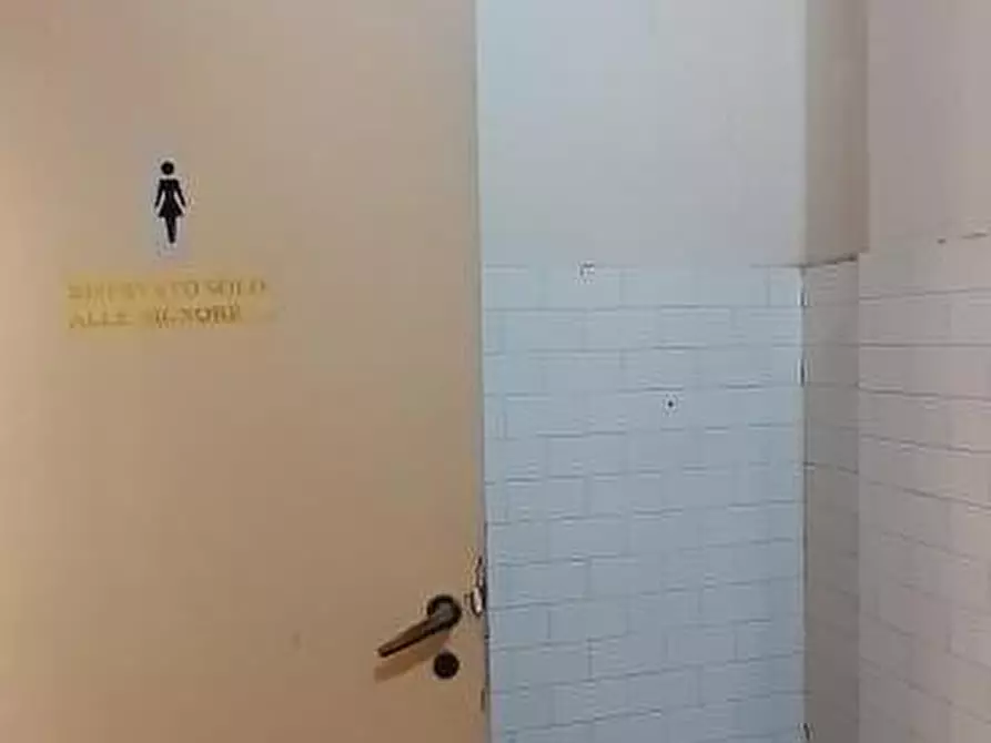 Immagine 9 di Negozio in vendita  a Lecce