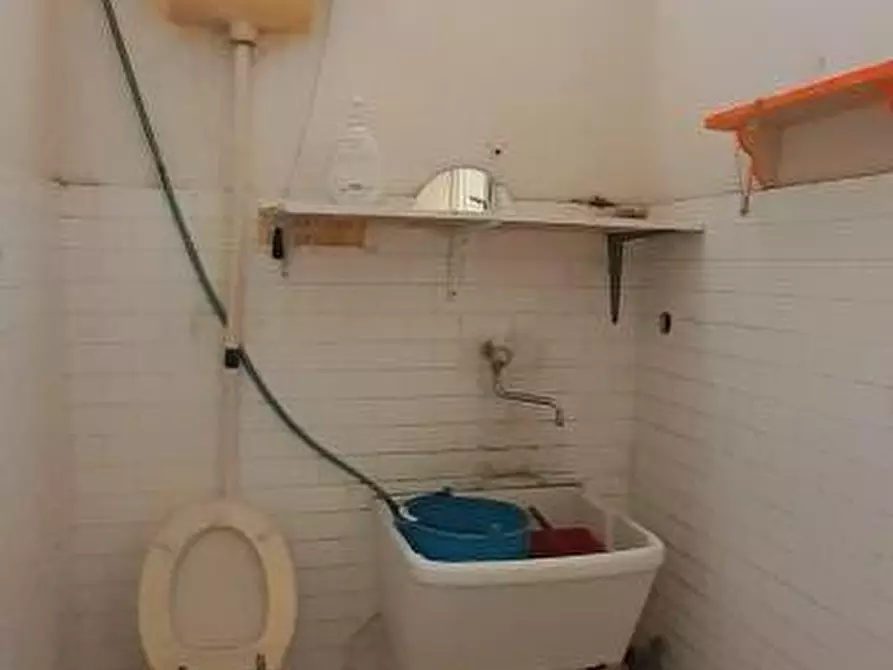 Immagine 10 di Negozio in vendita  a Lecce