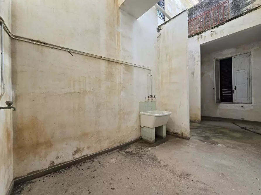 Immagine 34 di Palazzo in vendita  a Lecce