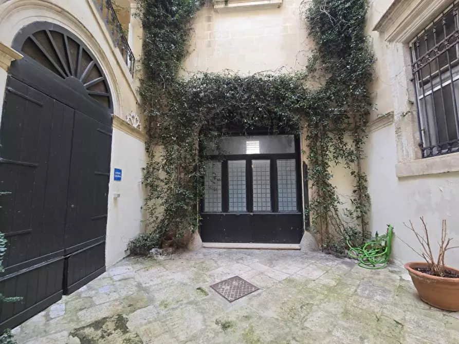 Immagine 3 di Palazzo in vendita  a Lecce