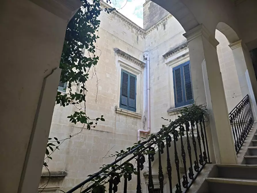 Immagine 7 di Palazzo in vendita  a Lecce