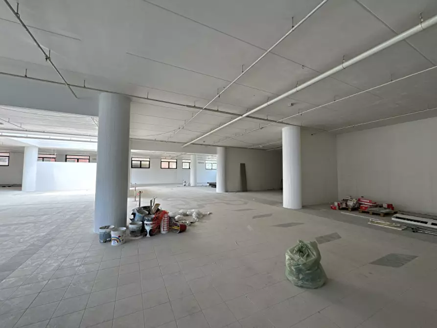 Immagine 3 di Locale commerciale in affitto  a Lecce