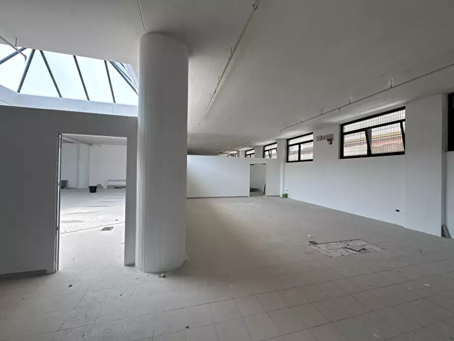 Immagine 11 di Locale commerciale in affitto  a Lecce