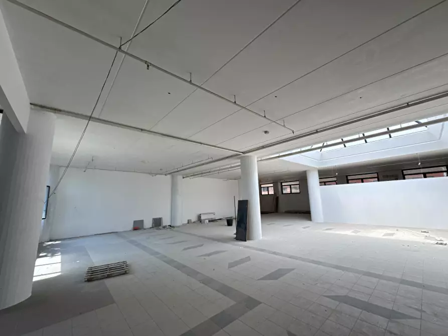 Immagine 12 di Locale commerciale in affitto  a Lecce