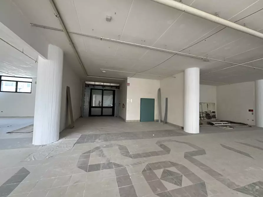 Immagine 13 di Locale commerciale in affitto  a Lecce