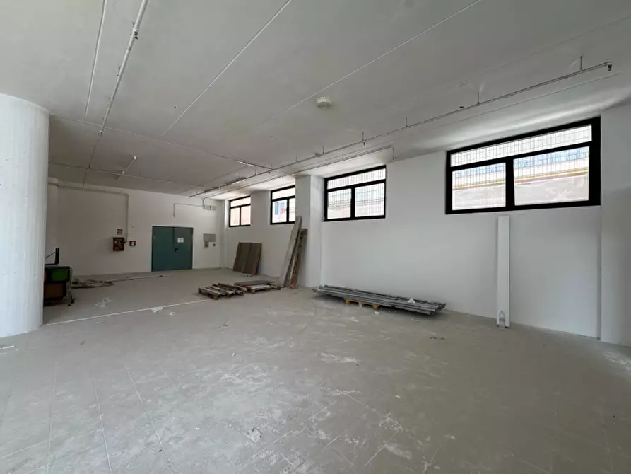 Immagine 14 di Locale commerciale in affitto  a Lecce