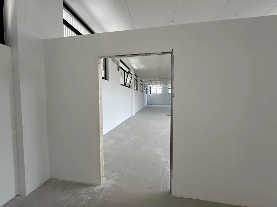 Immagine 15 di Locale commerciale in affitto  a Lecce