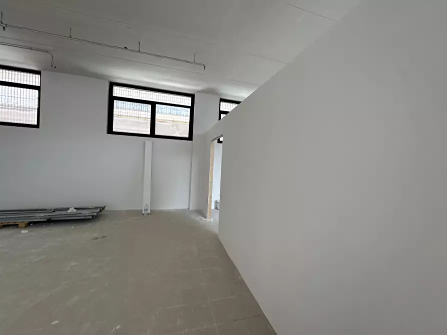 Immagine 16 di Locale commerciale in affitto  a Lecce