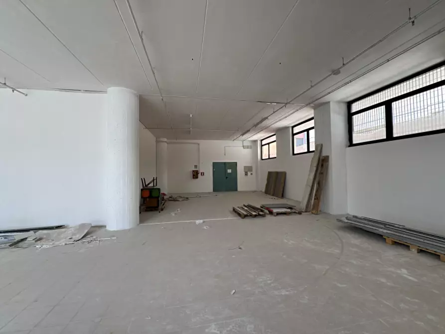 Immagine 17 di Locale commerciale in affitto  a Lecce