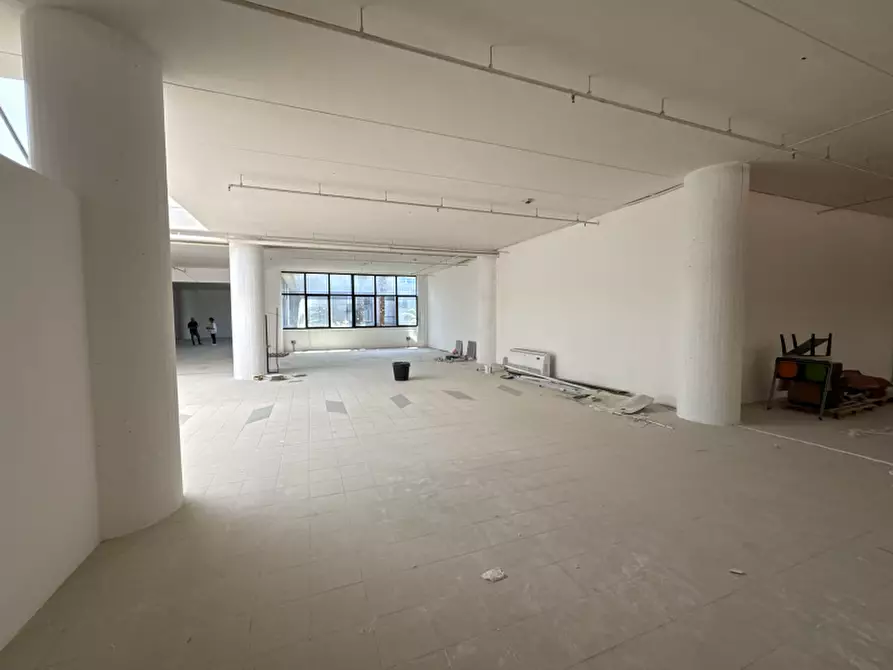 Immagine 18 di Locale commerciale in affitto  a Lecce