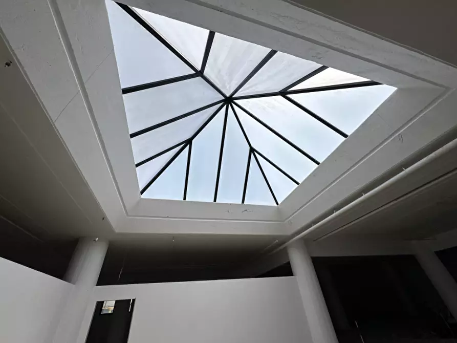 Immagine 19 di Locale commerciale in affitto  a Lecce