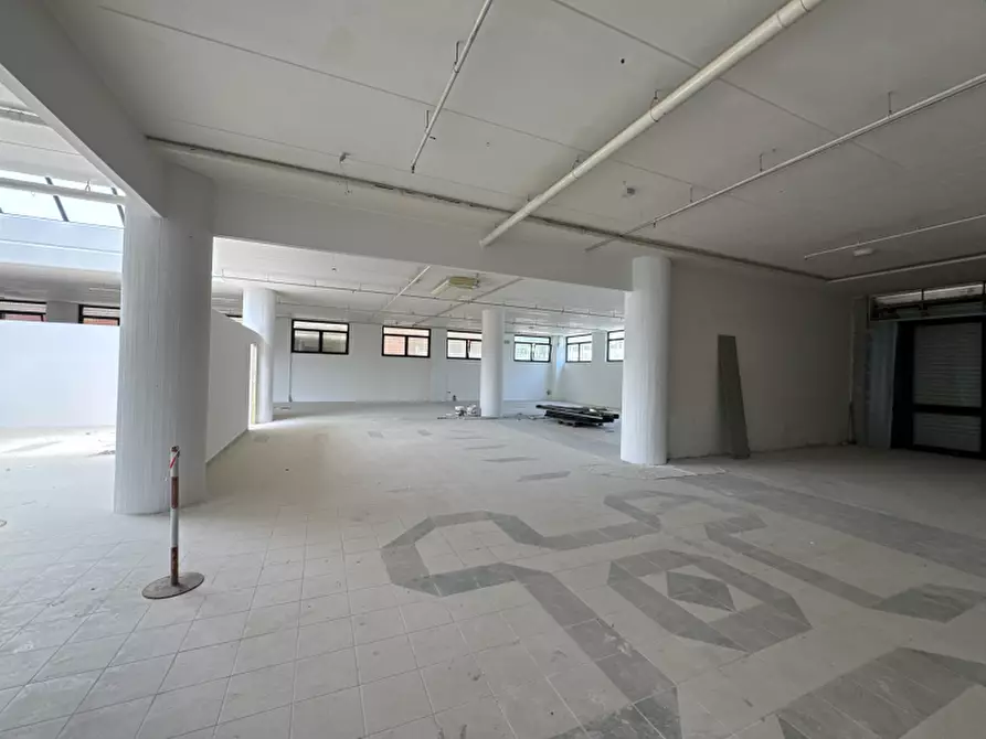 Immagine 4 di Locale commerciale in affitto  a Lecce