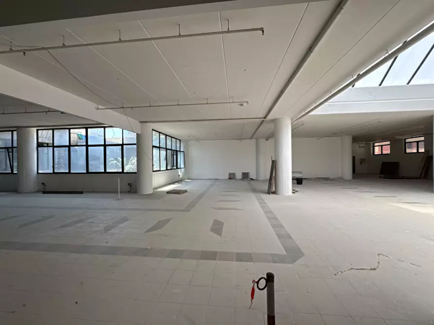 Immagine 5 di Locale commerciale in affitto  a Lecce