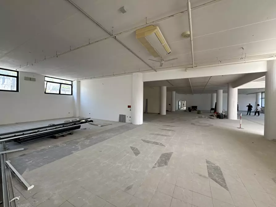 Immagine 8 di Locale commerciale in affitto  a Lecce