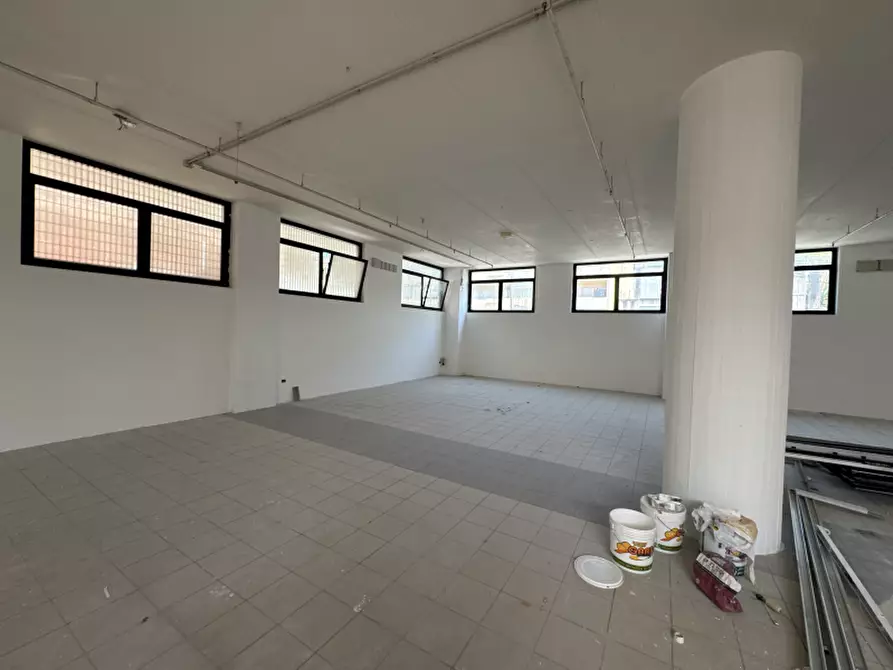 Immagine 9 di Locale commerciale in affitto  a Lecce