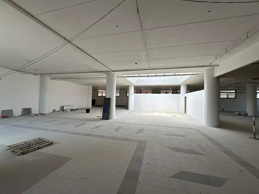 Immagine 10 di Locale commerciale in affitto  a Lecce