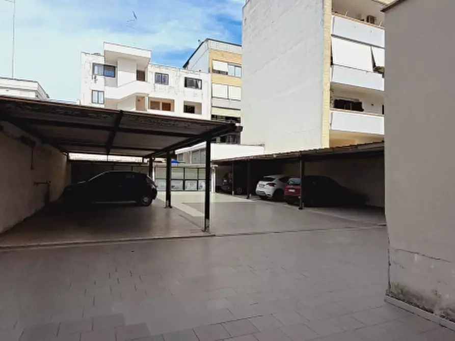 Immagine 2 di Posto auto in vendita  a Lecce