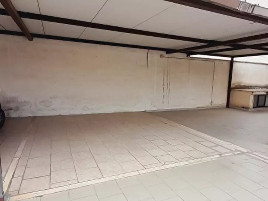 Immagine 8 di Posto auto in vendita  a Lecce