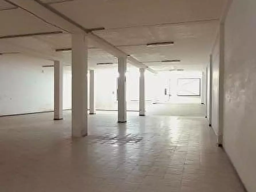 Immagine 11 di Magazzino in vendita  in Via Buccarelli 20 a Lecce