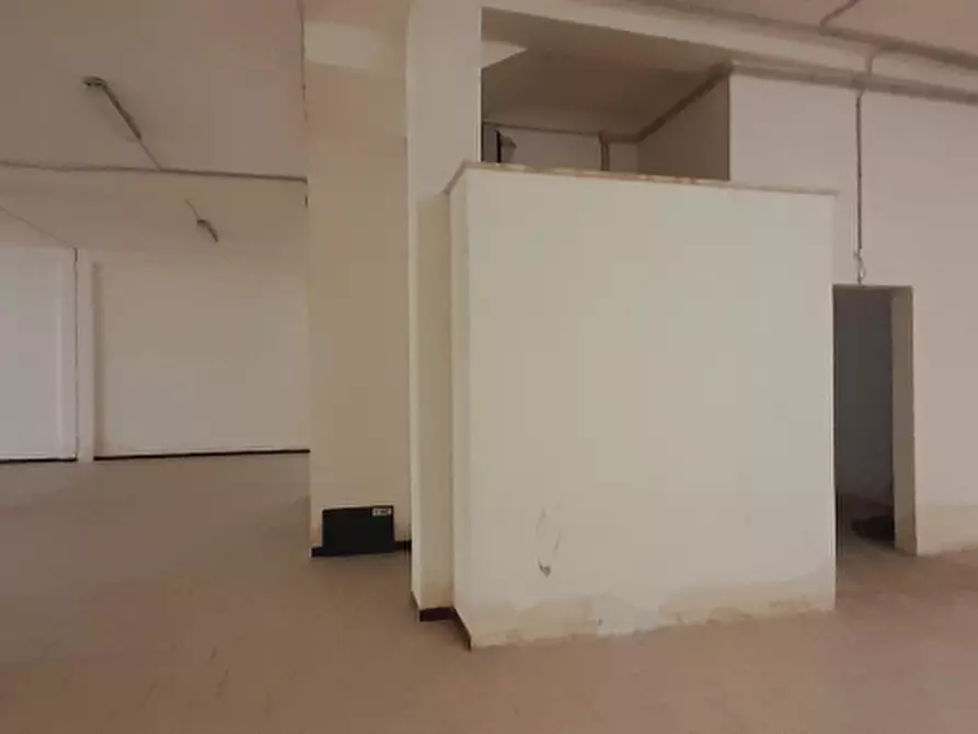 Immagine 14 di Magazzino in vendita  in Via Buccarelli 20 a Lecce