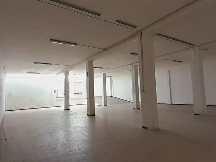 Immagine 15 di Magazzino in vendita  in Via Buccarelli 20 a Lecce
