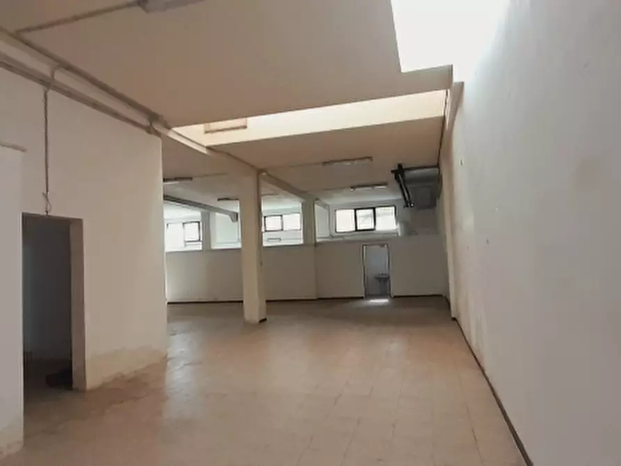 Immagine 16 di Magazzino in vendita  in Via Buccarelli 20 a Lecce